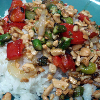 arroz con pimiento, espárragos y anacardos