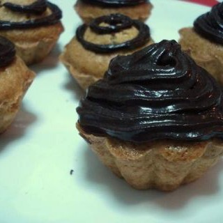 Cupcakes veganos de vainilla con frosting de chocolate